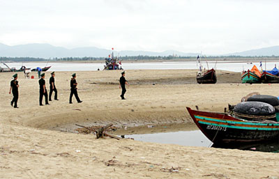 Cứu 48 người dân trong trùng vây sóng dữ