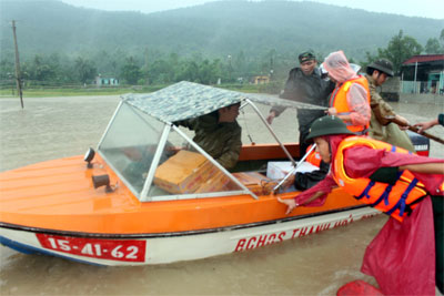 Dầm mình cứu dân vùng ngập lụt