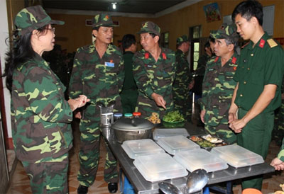 Bồi dưỡng kiến thức quốc phòng, an ninh tại Lữ đoàn xe tăng 201