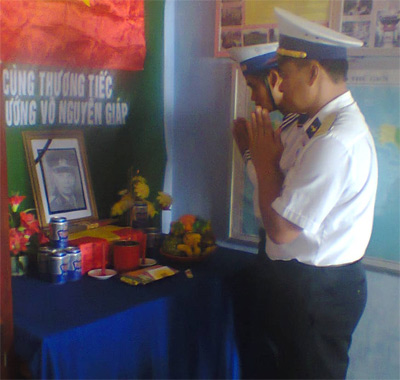 Cán bộ, chiến sĩ đảo Tốc Tan tưởng nhớ Đại tướng Võ Nguyên Giáp