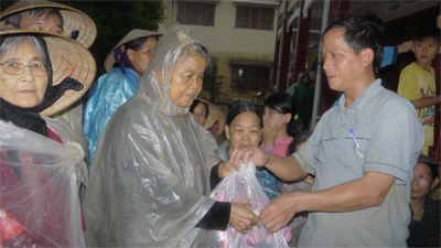 Quên mình cứu dân 