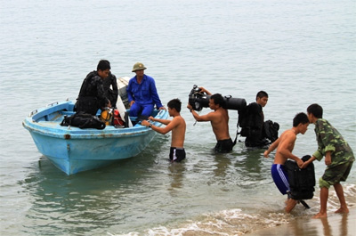 Những giọt mồ hôi hòa cùng nước biển