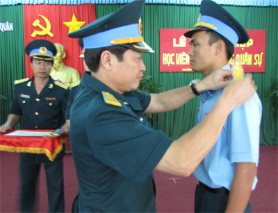 13 học viên phi công quân sự được phong quân hàm Trung úy