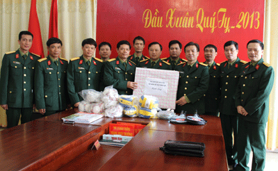 Thăm, tặng dụng cụ TDTT Lữ đoàn Công binh 239