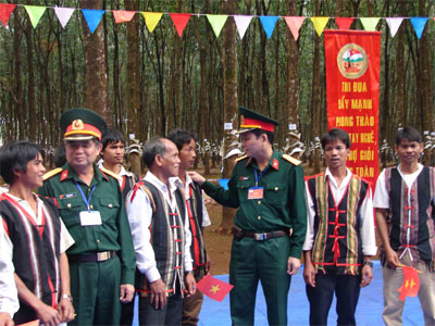 Ấm lòng những tấm gương bình dị