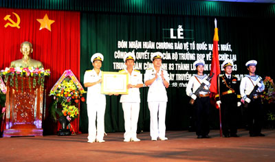 Đón nhận Huân chương Bảo vệ Tổ quốc hạng Nhất