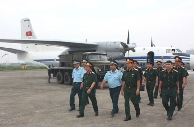 Thượng tướng Đỗ Bá Tỵ thăm, kiểm tra Lữ đoàn Không quân 918