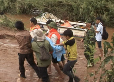  Lực lượng vũ trang và nhân dân dồn sức cứu người bị nạn