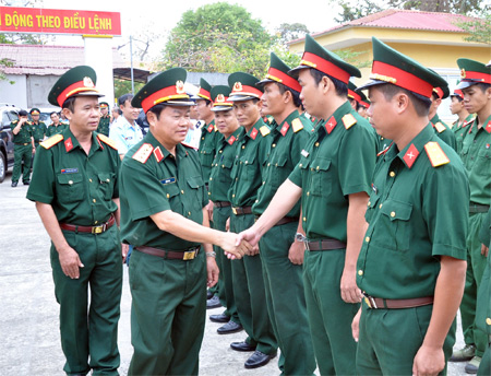 Thượng tướng Đỗ Bá Tỵ thăm, kiểm tra LLVT huyện Côn Đảo