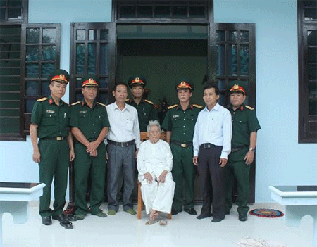 Trao tặng nhà tình nghĩa cho gia đình có công với cách mạng