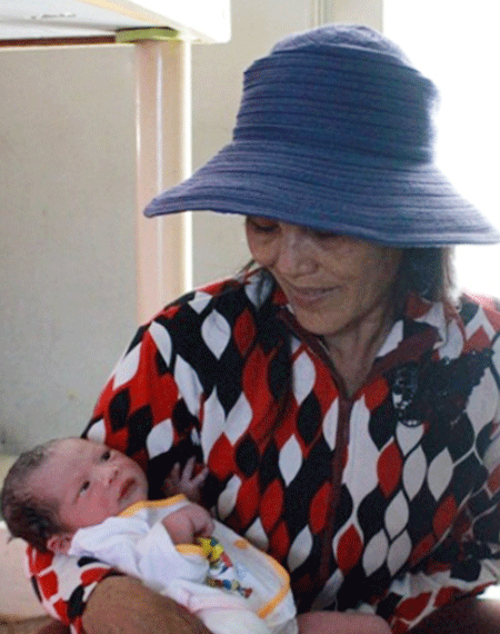 Bác sĩ quân y đỡ đẻ trên tàu cao tốc giữa biển