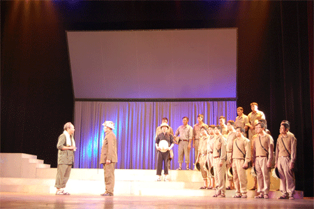 Biểu diễn vở kịch “Nhiệm vụ hoàn thành”