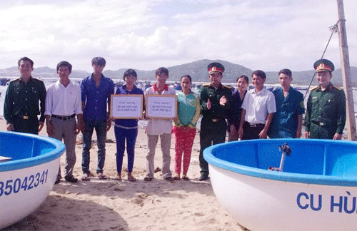 Bộ CHQS Phú Yên giúp đỡ 10 hộ nghèo