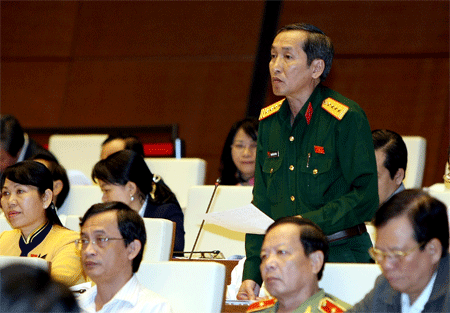 Tạo cơ sở pháp lý để xây dựng LLVT vững mạnh 