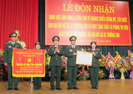 Đại đội Nữ lái xe Trường Sơn đón nhận danh hiệu Anh hùng LLVTND