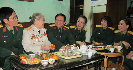 Tặng quà nữ Anh hùng LLVT nhân dân Lê Thị Cửu