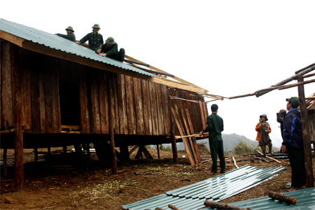 Nặng nghĩa tình với các bạn Lào