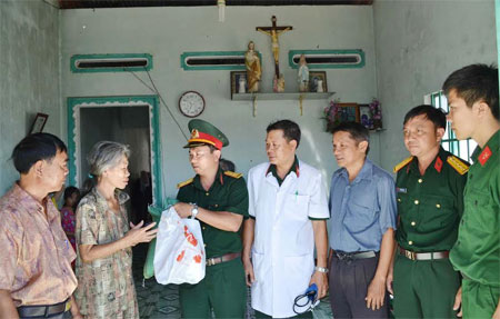 Hơn 200 cán bộ chiến sĩ lao động giúp đồng bào vùng có đạo