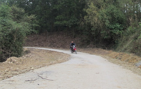 Có khuất tất trong xây dựng đường bê tông nông thôn?