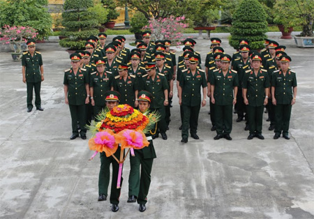 Dâng hương Bác Hồ và tri ân các anh hùng liệt sĩ
