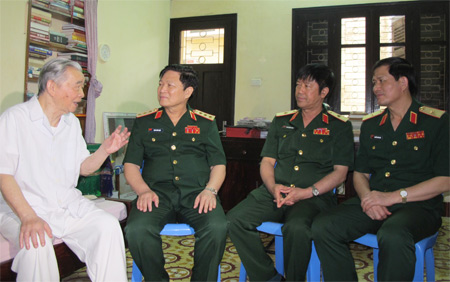 Thượng tướng Ngô Xuân Lịch thăm, tặng quà nhân kỷ niệm 60 năm Chiến thắng Điện Biên Phủ