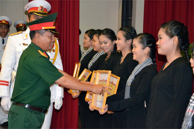 Khen thưởng nữ dân quân tham gia diễu binh kỷ niệm 60 năm Chiến thắng Điện Biên Phủ