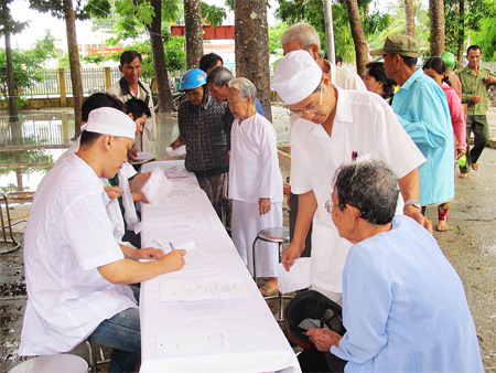 Bác sĩ quân y mang niềm vui đến với bon, làng