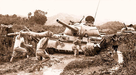 Chủ động chớp thời cơ và tạo thời cơ đánh các trận then chốt chiến dịch