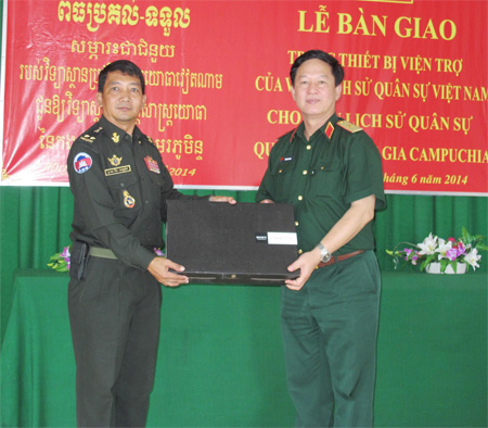 Bàn giao trang bị viện trợ cho Viện Lịch sử Quân sự Quân đội Hoàng Gia Cam-pu-chia