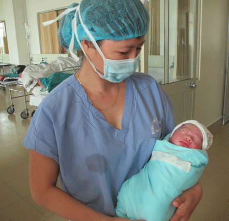 Vợ một chiến sĩ bị thương do tai nạn trực thăng đã sinh con trai