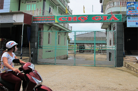 Chợ xây mới vắng tiểu thương