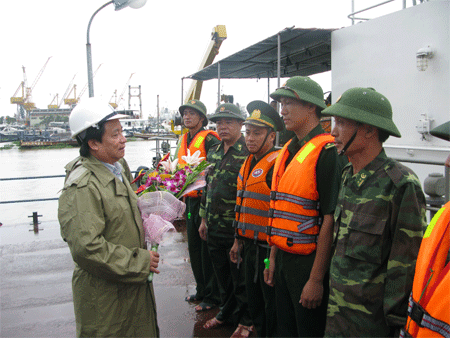 Can trường xuyên đêm, cứu nạn trong bão   