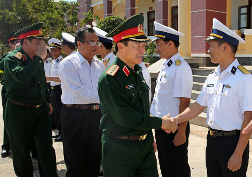 Kiểm tra Lữ đoàn Tên lửa bờ 681