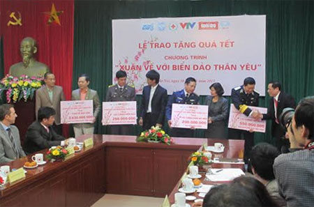 Tặng quà Tết cho các lực lượng thực thi nhiệm vụ trên biển, đảo  