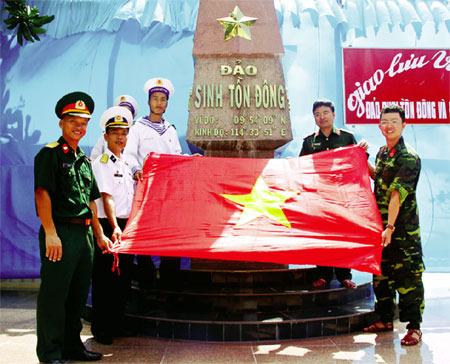 Hành trình đặc biệt của lá Quốc kỳ