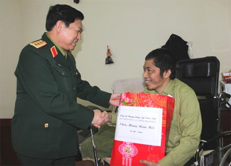 Thượng tướng Ngô Xuân Lịch thăm, tặng quà quân nhân có hoàn cảnh khó khăn