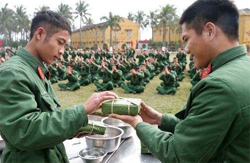 Thi gói bánh chưng - nét đẹp ở Trung đoàn 8