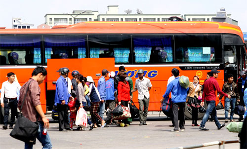Vất vả trên những chuyến xe khách
