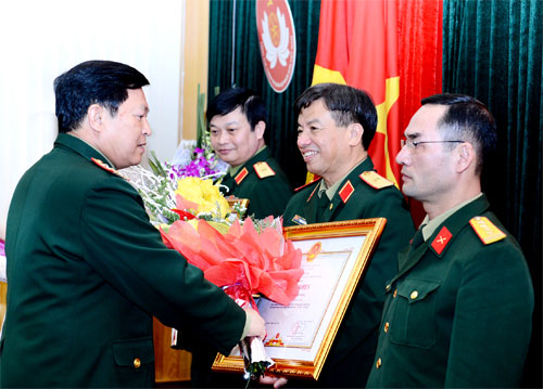 Giao ban đầu Xuân và trao thưởng các tập thể, cá nhân 