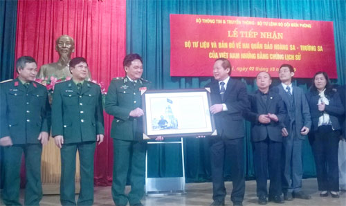 Tiếp nhận Bộ bản đồ và tư liệu khẳng định chủ quyền Hoàng Sa, Trường Sa của Việt Nam