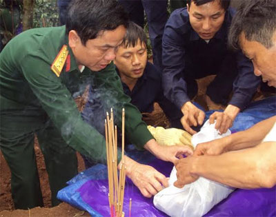 Phát hiện hài cốt liệt sĩ trong vườn nhà