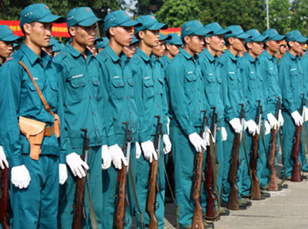 Dân quân tự vệ phối hợp với công an cấp xã giữ vững an ninh, trật tự