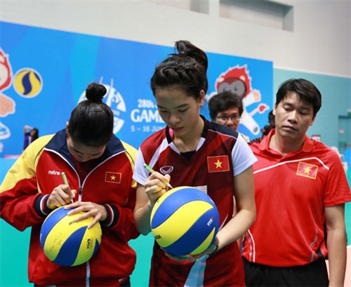 “Chân dài” ký tên, tặng bóng cho CĐV