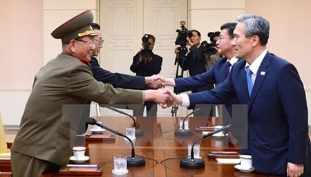 Hai bàn tay tạo tiếng vỗ hòa bình