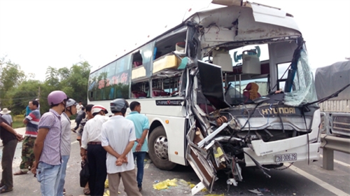 Hơn 40 người thoát hiểm sau vụ xe khách đâm vào đuôi xe tải