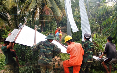 Lốc xoáy gây thiệt hại tại nhiều địa phương