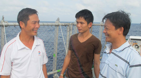 Vợ chồng cùng vượt khó