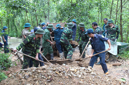 Bài 2: Lực lượng tự vệ góp sức giúp xã nghèo