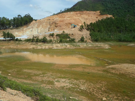 Hệ lụy từ việc khai thác đất đá và xâm hại rừng phòng hộ    