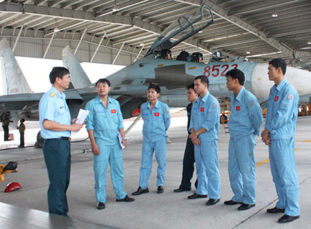 Thi đua làm chủ bầu trời